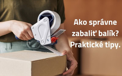 Človek balí zásielku s lepiacou páskou a kartónom.