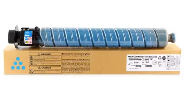 Cyan toner do Ricoh IM C2000 s balíkom na tlačiarni.