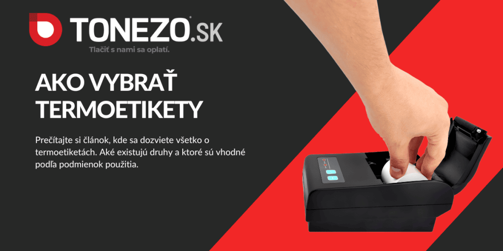 Ruka drží tlačiareň na termoetikety na čiernom pozadí.